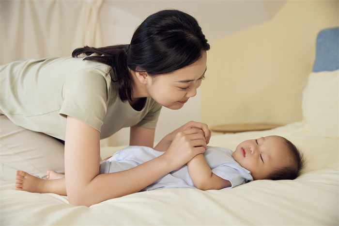 1653894730979625.jpg 攝圖網(wǎng)_501776460_母嬰居家媽媽哄嬰兒睡覺(企業(yè)商用).jpg