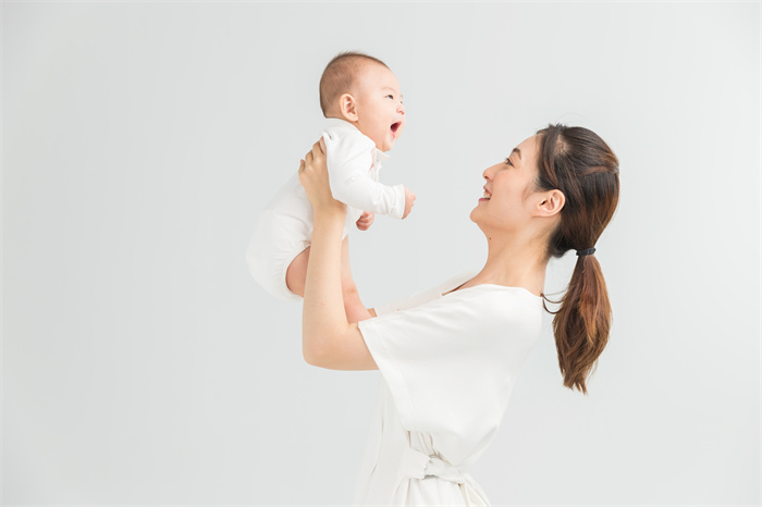 1656149209985884.jpg 攝圖網(wǎng)_500962191_母嬰媽媽舉起寶寶(企業(yè)商用).jpg