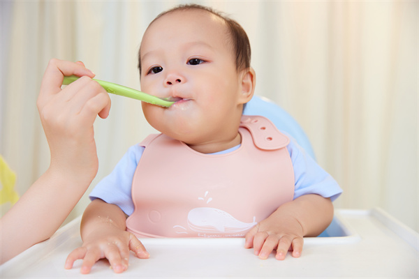 1656666142182686.jpg 攝圖網(wǎng)_501776456_居家生活媽媽給寶寶喂食吃翻(企業(yè)商用).jpg