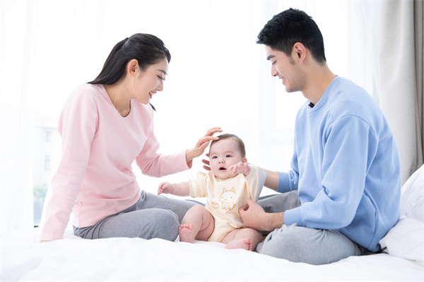 1657618582280446.jpg 攝圖網(wǎng)_501577023_父母和嬰兒一起在床上玩耍(企業(yè)商用).jpg