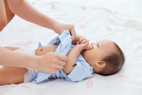 1659516302277315.jpg 攝圖網_501776451_居家生活媽媽給寶寶換紙尿褲(企業(yè)商用).jpg