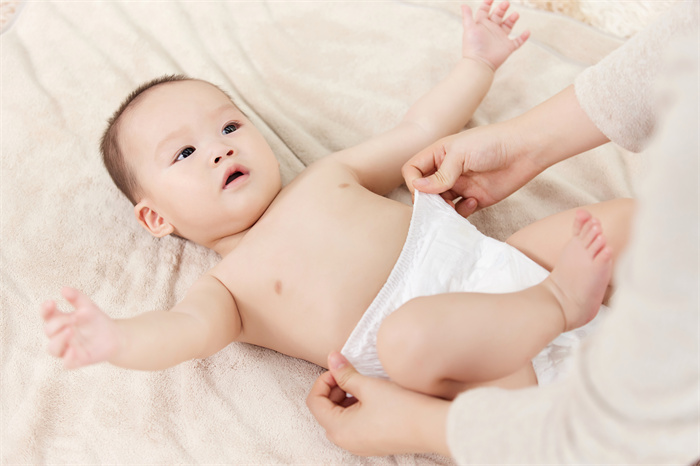 1659862071447199.jpg 攝圖網(wǎng)_501725392_母親幫嬰兒小寶寶穿尿不濕(企業(yè)商用).jpg