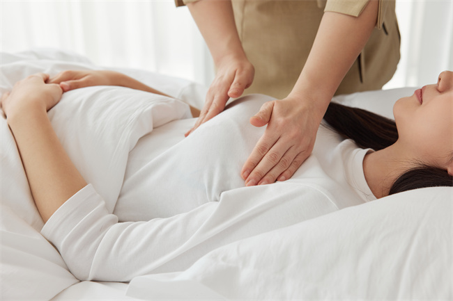 攝圖網_502384383_月嫂為產婦做產后按摩（企業(yè)商用）.jpg