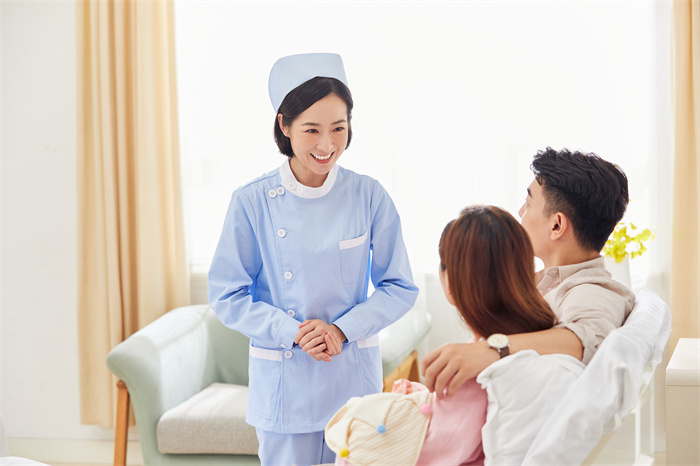 1662427582353219.jpg 攝圖網_501693712_月子中心護工問候新生兒父母(企業商用).jpg