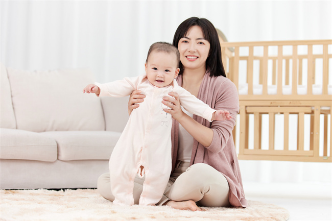 攝圖網_501725374_抱著嬰兒寶寶的月嫂（企業商用）.jpg